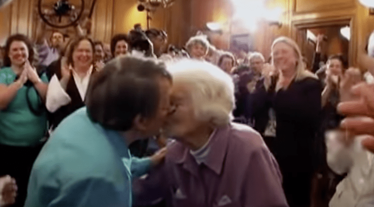 Del Martin and Phyllis Lyon kiss after getting married in 2004