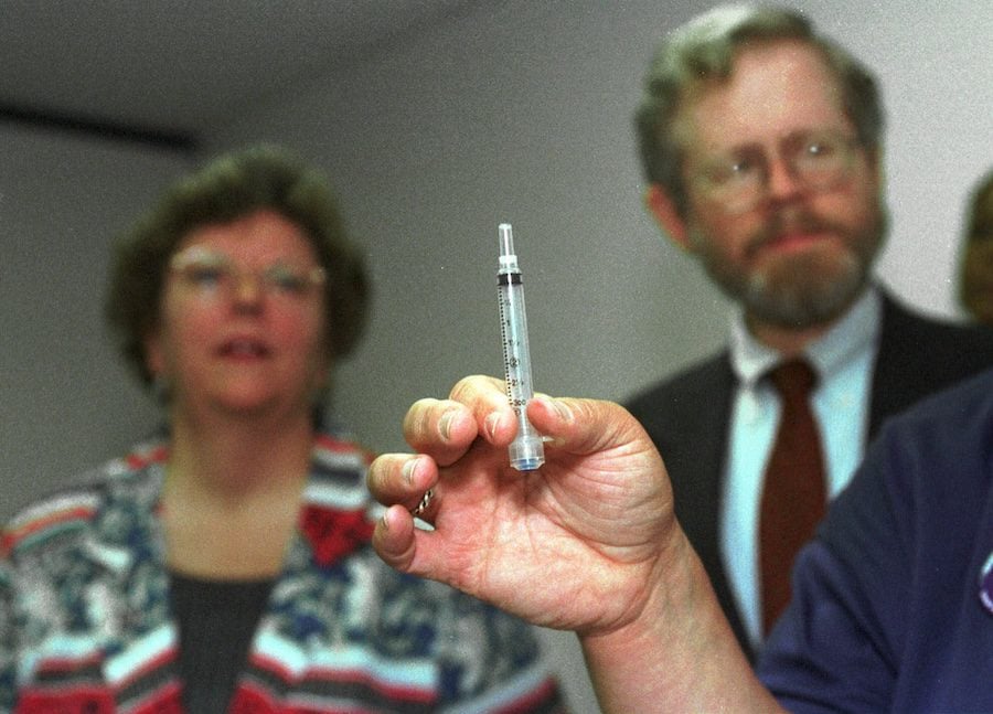 Example of a safety syringe needle that retracts